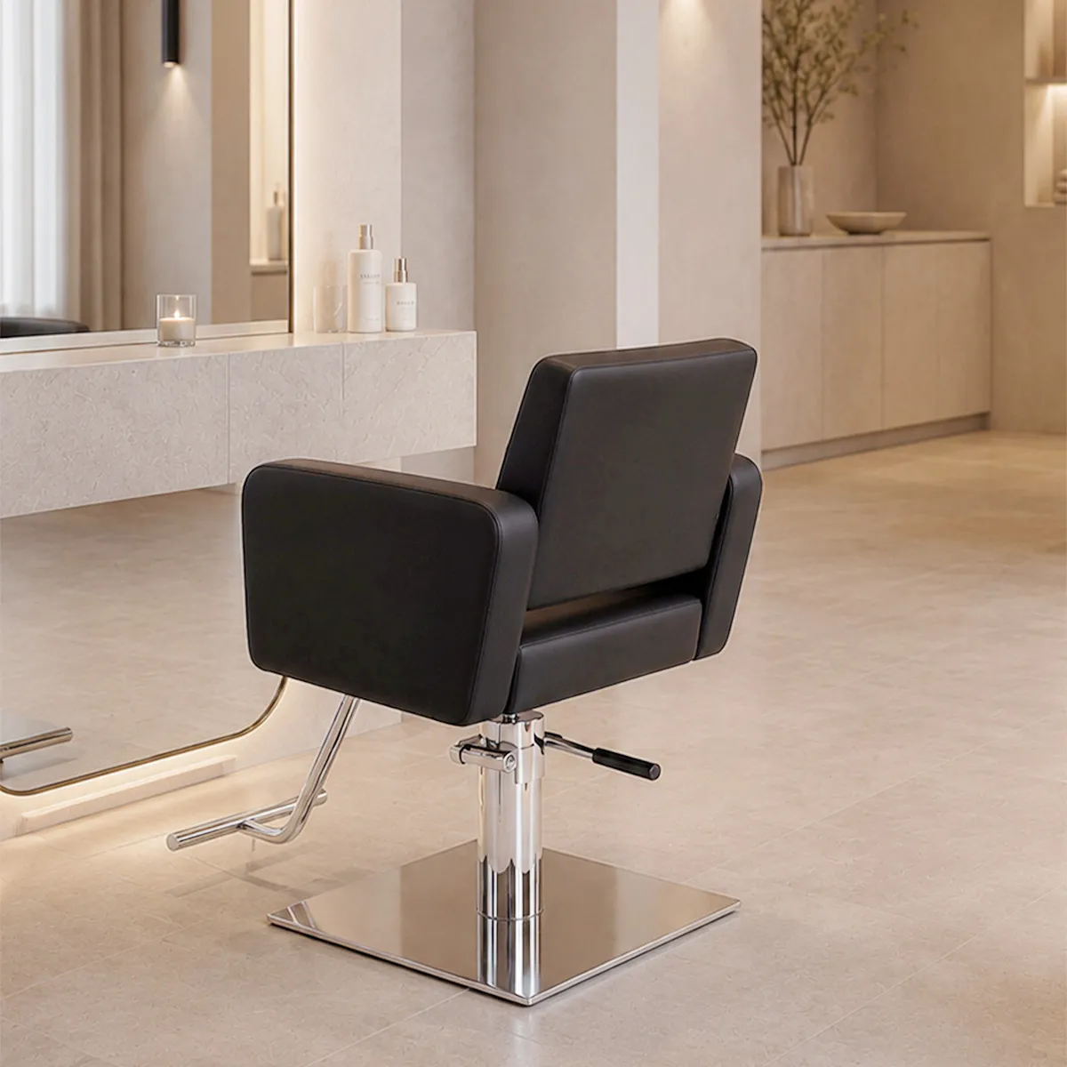 Moderner Friseursalon mit schwarzem Stylingstuhl, großem Spiegel und hochwertigen NEWSHA Haarpflegeprodukten in elegantem, beigem Ambiente.