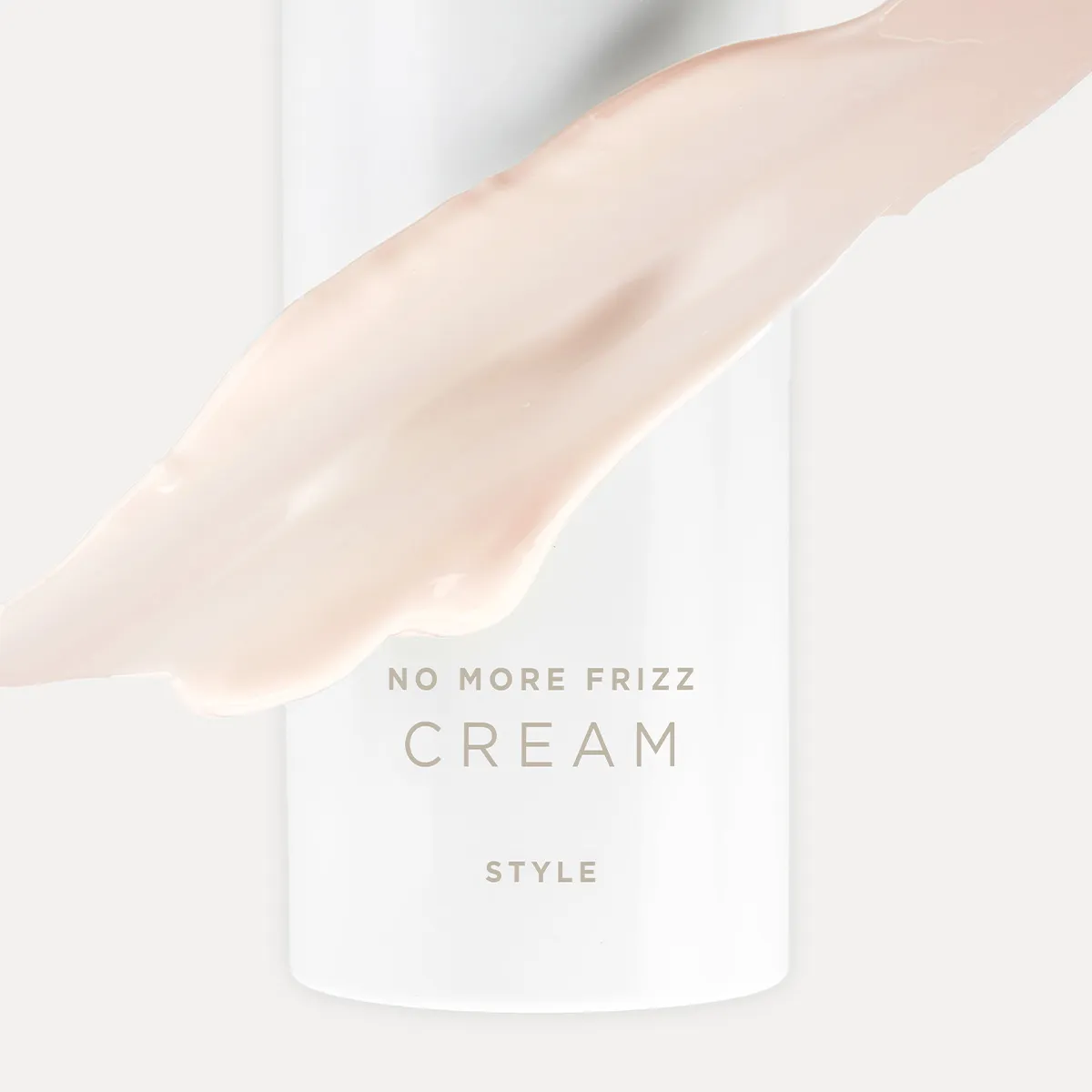 NEWSHA No More Frizz Cream mit zartrosa, cremiger Textur auf weißer Produktverpackung – professionelle Stylingcreme für die Haare.