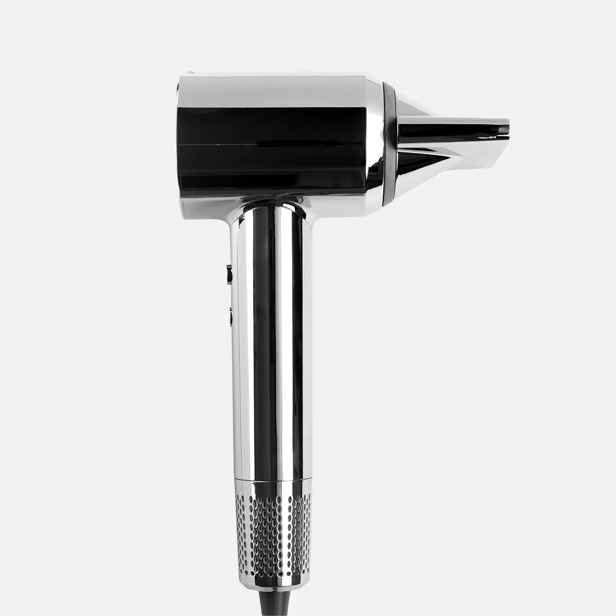 Professioneller Haartrockner in glänzender Chromoptik mit schwarzem Gehäuse, schmaler Stylingdüse und ergonomischem Griff auf weißem Hintergrund.