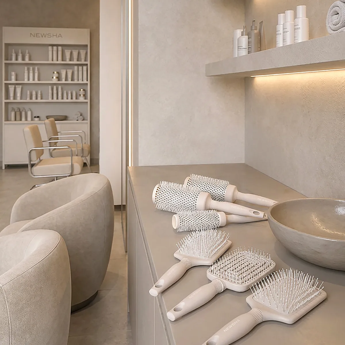 Mehrere beige NEWSHA Rundbürsten und Paddle Brushes für professionelles Haarstyling liegen auf einer Holzablage vor einem großen Salonspiegel.